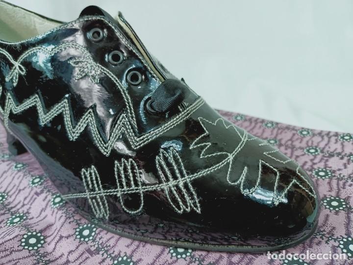 Antig&uuml;edades: ZAPATOS DE CHAROL CON PESPUNTES - Foto 3