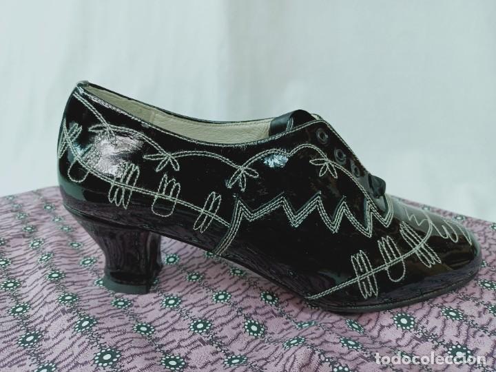 Antig&uuml;edades: ZAPATOS DE CHAROL CON PESPUNTES - Foto 4