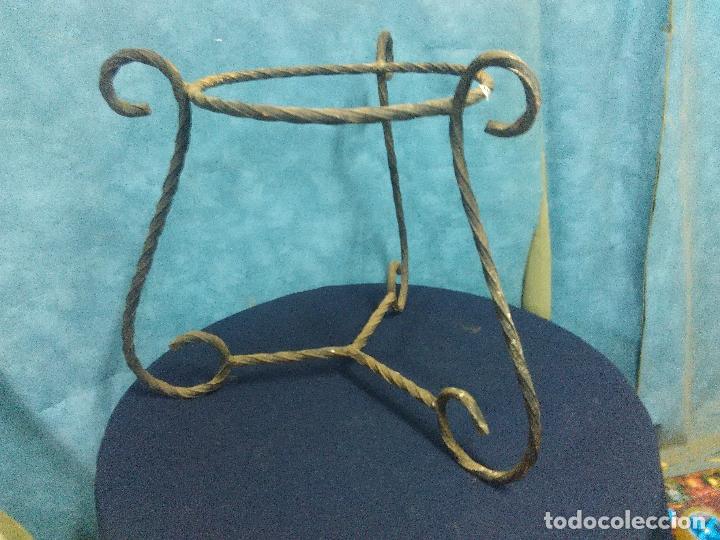 Antig&uuml;edades: PIE DE HIERRO MACETERO MESA - Foto 1
