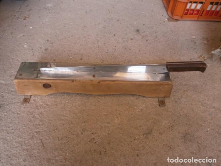 Antiguidades: Guillotina bacaladera de comercio para cortar medida 46X8 cm. con mango 58 cm. Albacete