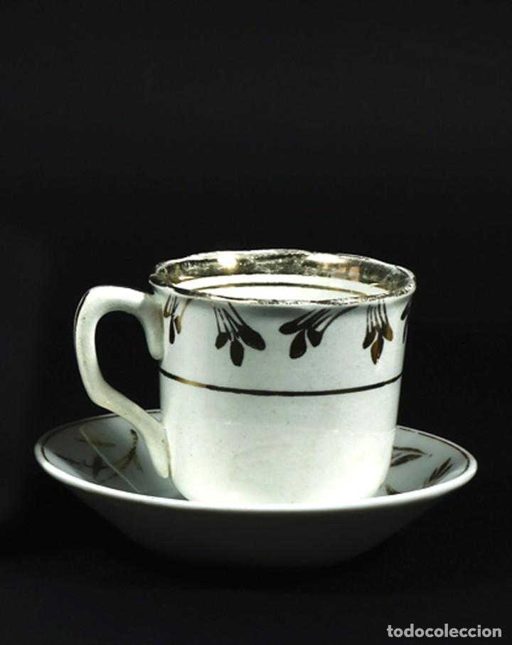 Antig&uuml;edades: TAZA Y PLATO DE PORCELANA, DE PRINCIPIOS SIGLO XX, CON DECORACI&Oacute;N DORADA.