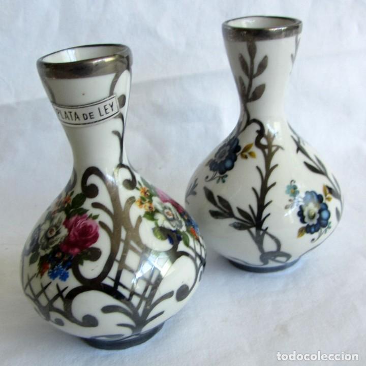 Oggetti Antichi: Pareja de jarroncillos de porcelana de Bohemia, decoraci&oacute;n en plata de ley