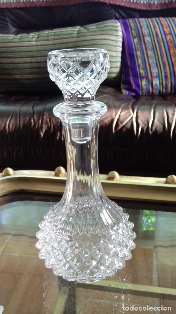 Antig&uuml;edades: Licorera de cristal tallada. - Foto 2