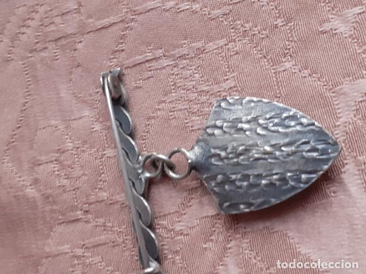 Antig&uuml;edades: Medalla broche Virgen de Montserrat - Foto 4