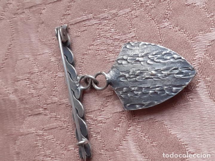 Antig&uuml;edades: Medalla broche Virgen de Montserrat - Foto 6