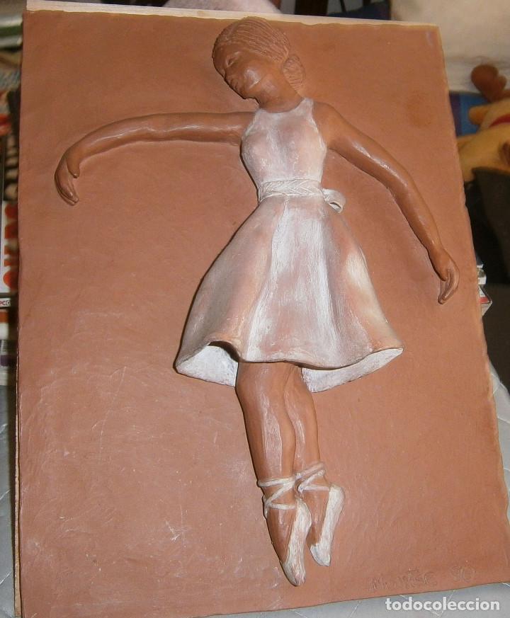 Antig&uuml;edades: azulejo de barro con bailarina en relieve - Foto 1