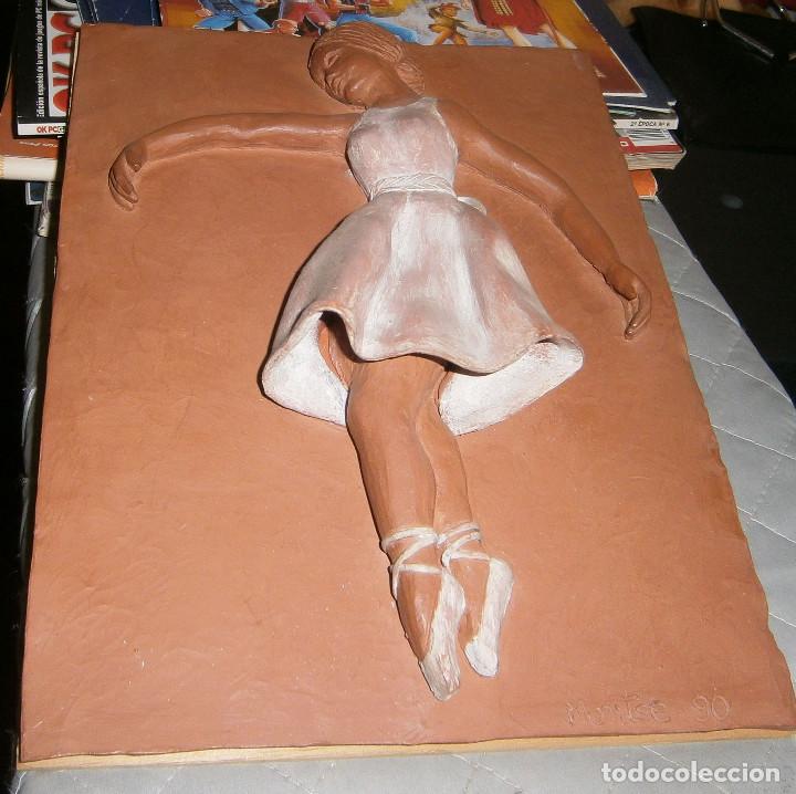 Antig&uuml;edades: azulejo de barro con bailarina en relieve - Foto 2