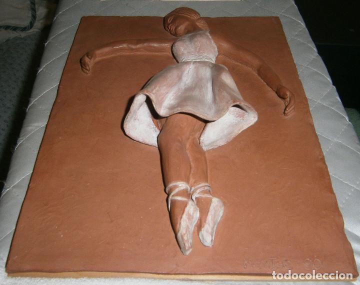 Antig&uuml;edades: azulejo de barro con bailarina en relieve - Foto 3