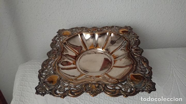 Antig&uuml;edades: BONITO CENTRO DE MESA DE METAL PLATEADO. - Foto 1