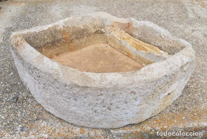 Antig&uuml;edades: Pila de piedra, 66 x 43 x 27 cm aprox.
