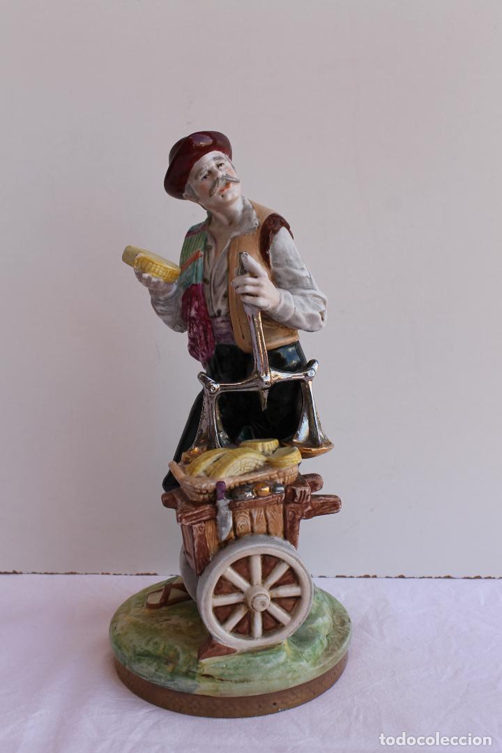 Antig&uuml;edades: FIGURA DE PORCELANA SUREDA EL VENDEDOR DE QUESOS
