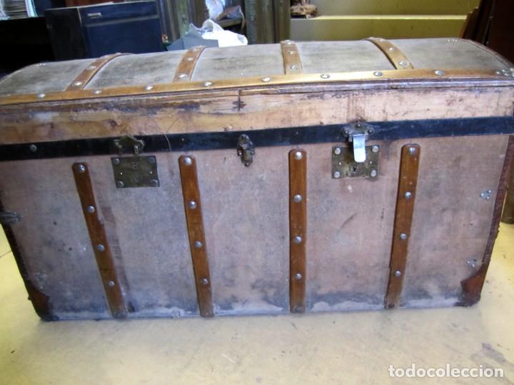 Antig&uuml;edades: Baul, arcon, rustico de viaje, remates de cuero - Foto 2