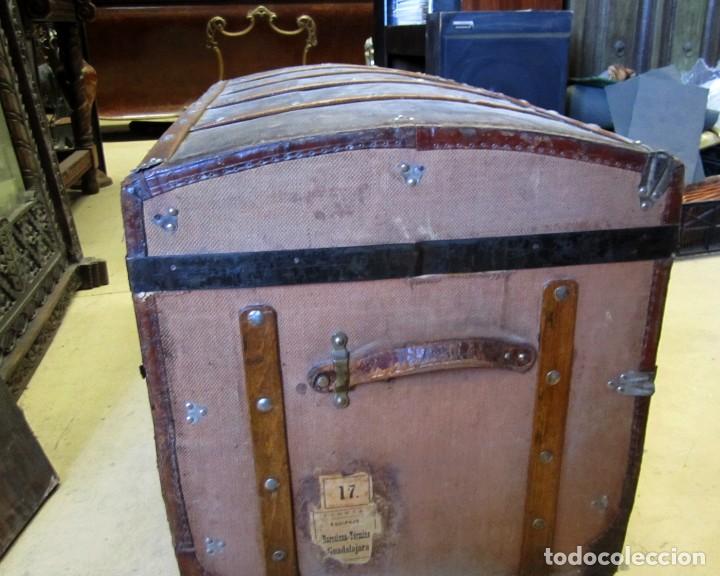 Antig&uuml;edades: Baul, arcon, rustico de viaje, remates de cuero - Foto 8