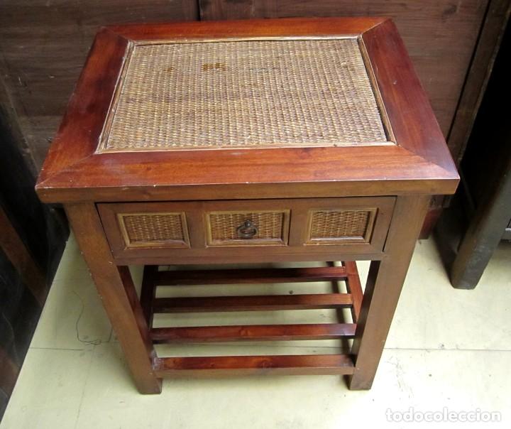 Antig&uuml;edades: Mesa auxiliar colonial con ratan - Foto 2