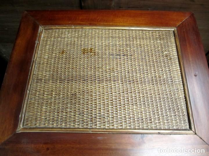 Antig&uuml;edades: Mesa auxiliar colonial con ratan - Foto 3