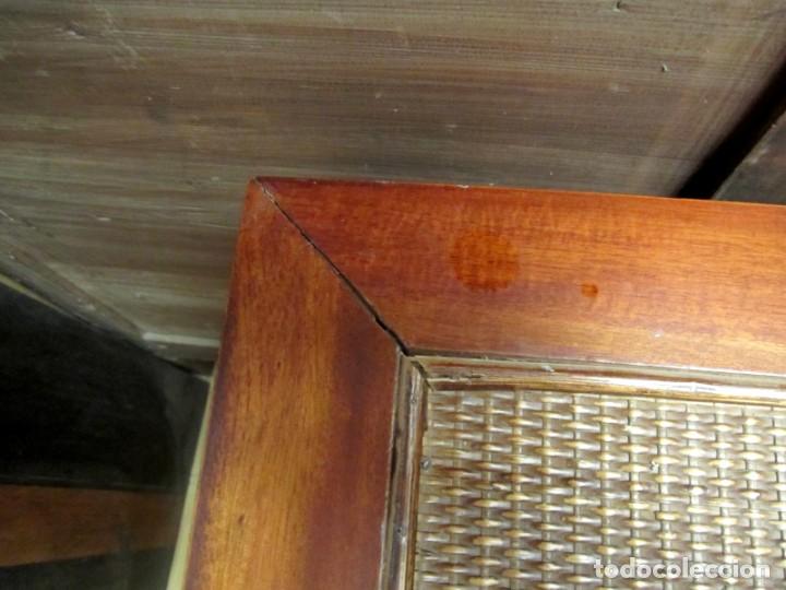 Antig&uuml;edades: Mesa auxiliar colonial con ratan - Foto 4