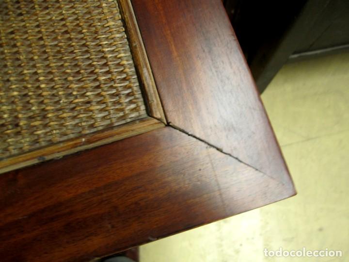 Antig&uuml;edades: Mesa auxiliar colonial con ratan - Foto 5