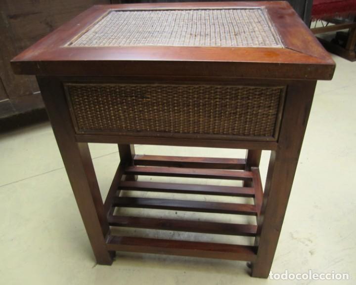 Antig&uuml;edades: Mesa auxiliar colonial con ratan - Foto 9