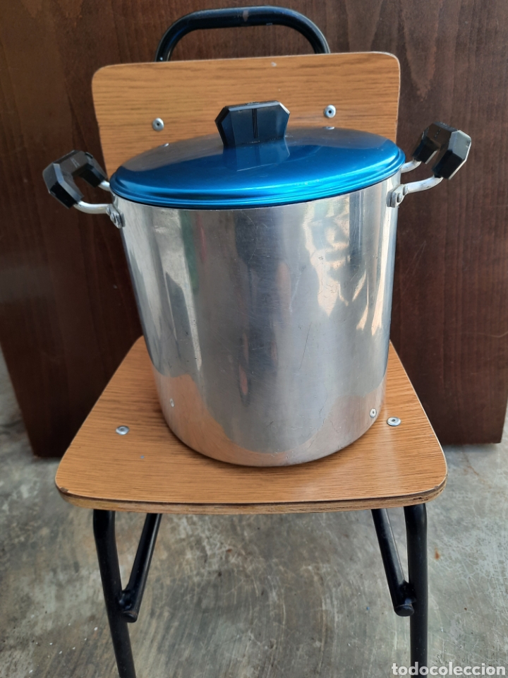 Antig&uuml;edades: Olla honda aluminio puro y asas baquelita MMM.