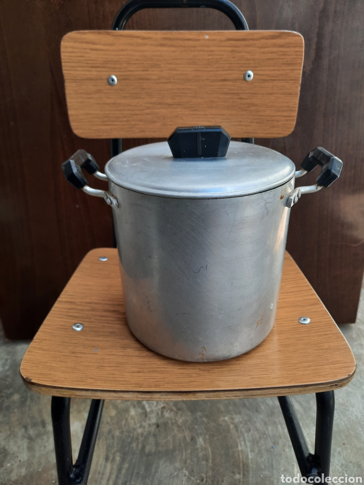 Antig&uuml;edades: Peque&ntilde;a olla aluminio puro y asas baquelita MMM.