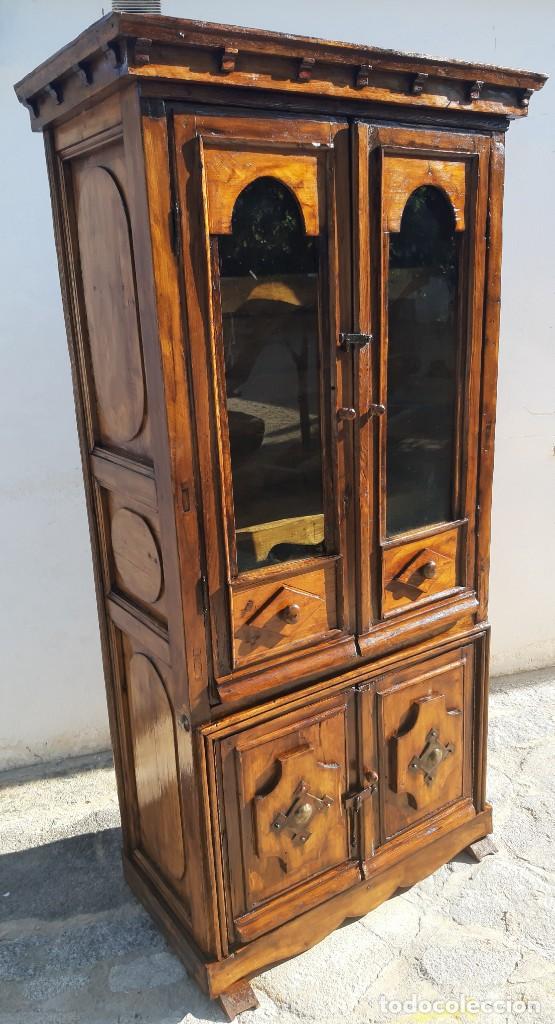 Antig&uuml;edades: Vitrina de madera y cuatro puertas