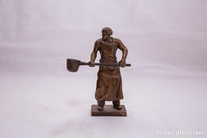 Antiguidades: Figura de bronce