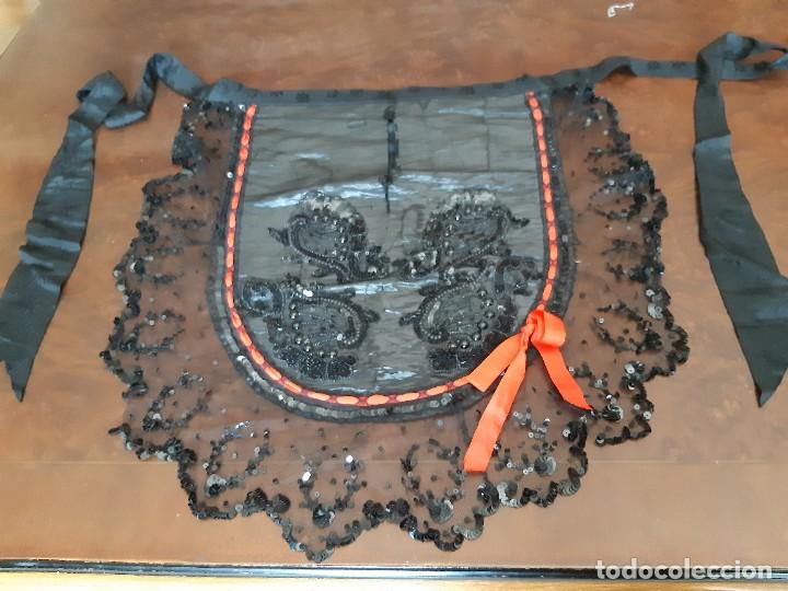 Antiguidades: MUY ANTIGUO MANDIL O DELANTAL DE MOHARE CON ENCAJE DE TUL Y APLICACIONES DE LENTEJUELAS.