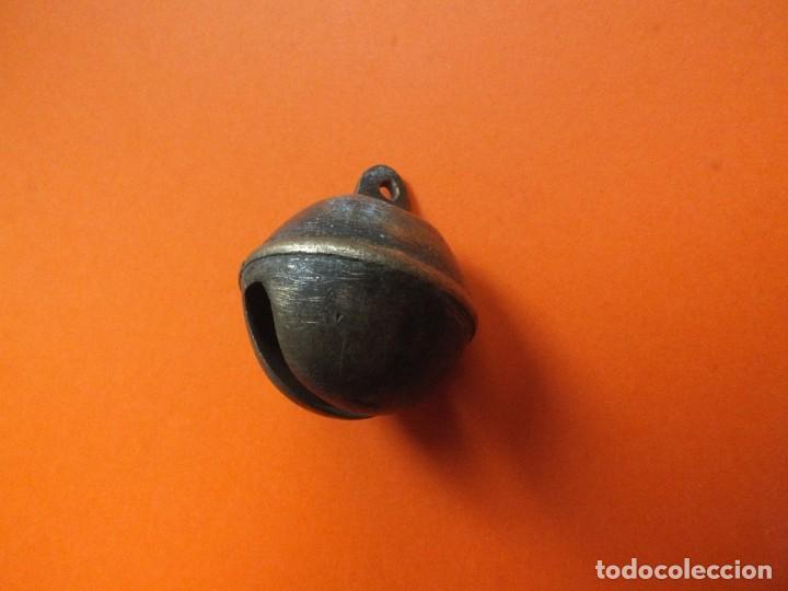 Antig&uuml;edades: CASCABEL DE BRONCE NUMERO 7 CON BONITO SONIDO - Foto 2