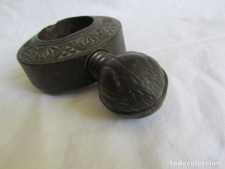 Antig&uuml;edades: Antiguo cascanueces de madera tallada, mango en forma de nuez - Foto 4