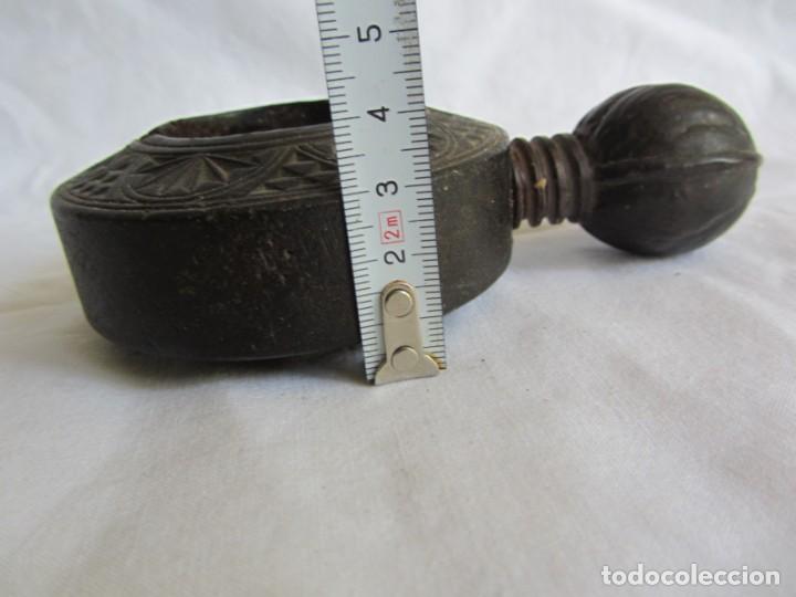 Antig&uuml;edades: Antiguo cascanueces de madera tallada, mango en forma de nuez - Foto 6