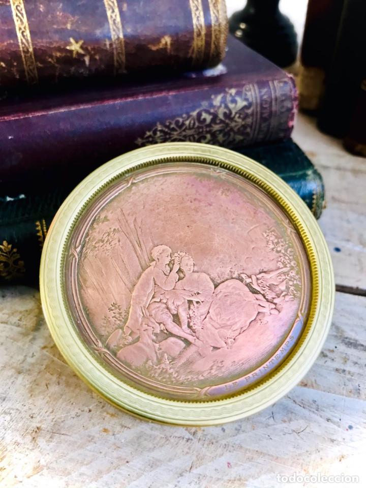 Antiques: JOYERO ANTIGUO DE LATON CAJA CIRCULAR CON TAPA Y GRABADO DE COBRE CON ESCENA DE JOVENES ENAMORADOS