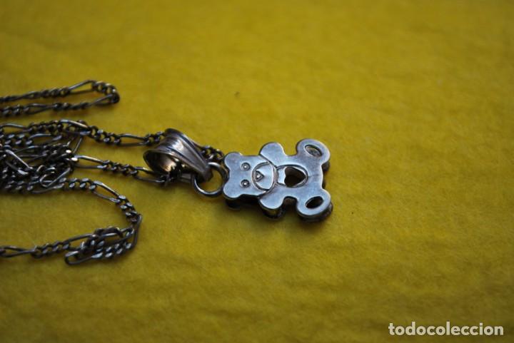 Antig&uuml;edades: CADENA de plata con colgante . - Foto 3