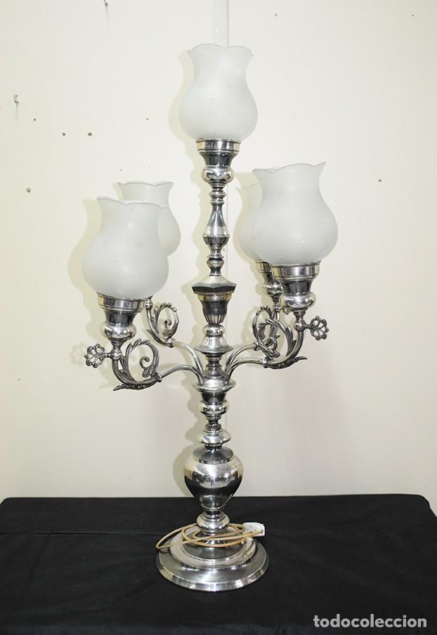 Antig&uuml;edades: L&Aacute;MPARA DE MESA METAL PLATEADO - Foto 1