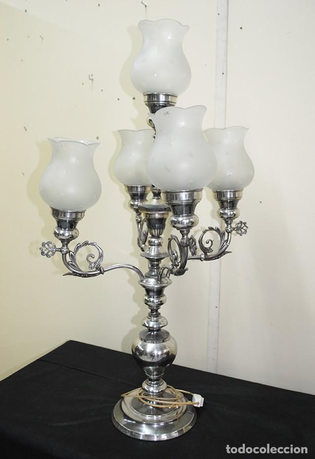 Antig&uuml;edades: L&Aacute;MPARA DE MESA METAL PLATEADO - Foto 3