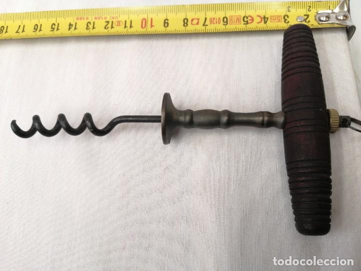 Antiquit&eacute;s: Antiguo sacacorchos de madera y metal