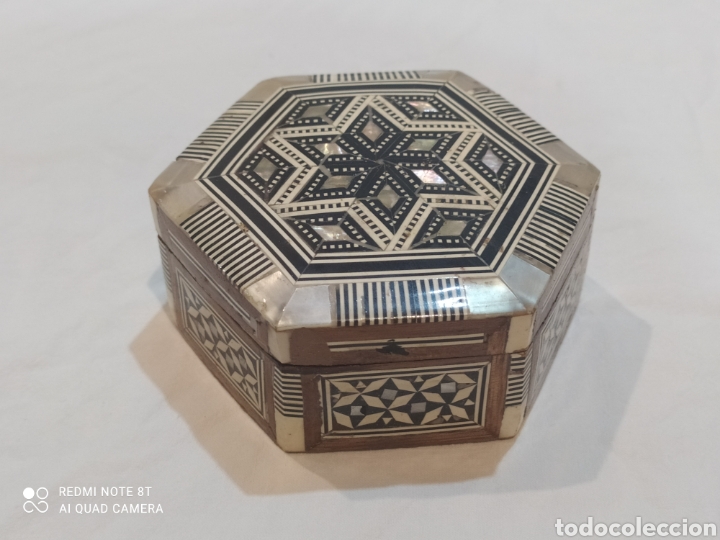 Antigüedades: Antigua caja joyero de madera de marquetería y incrustaciones de nacar - Foto 1 - 269243618