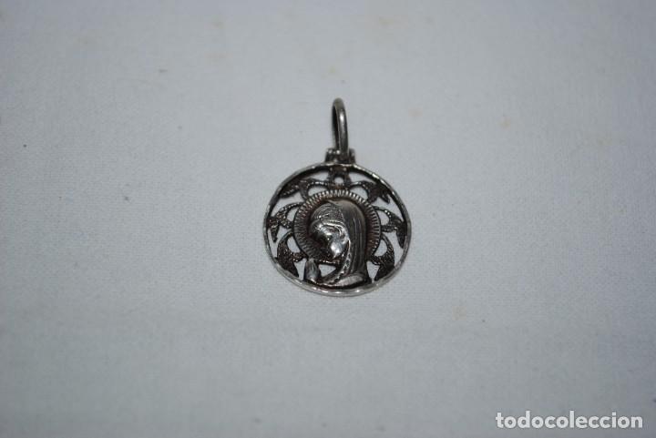 Antig&uuml;edades: MEDALLA DE PLATA CON LA VIRGEN NI&Ntilde;A . - Foto 1