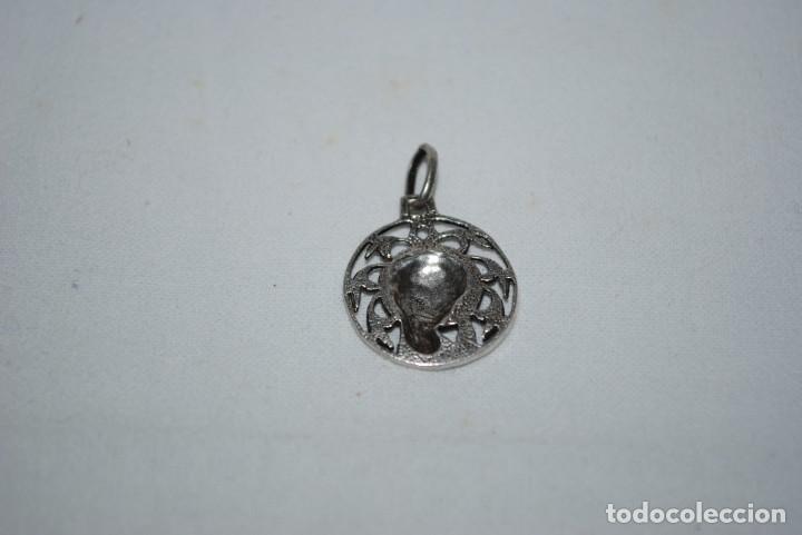 Antig&uuml;edades: MEDALLA DE PLATA CON LA VIRGEN NI&Ntilde;A . - Foto 2
