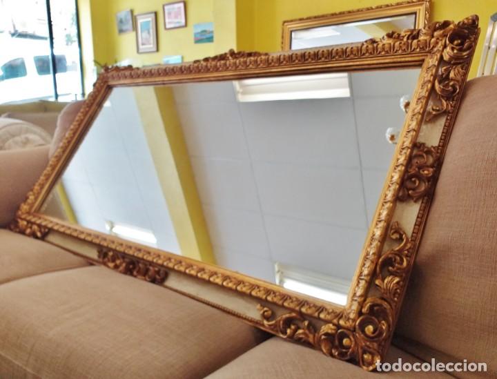 Espejo dorado, estilo clásico