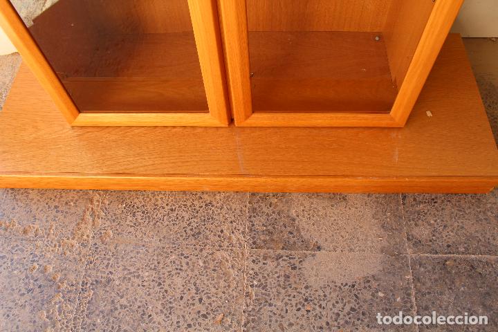 Antig&uuml;edades: vitrina de madera - Foto 9