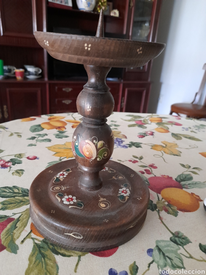 Antig&uuml;edades: Antiguo portavelas de madera - Foto 1