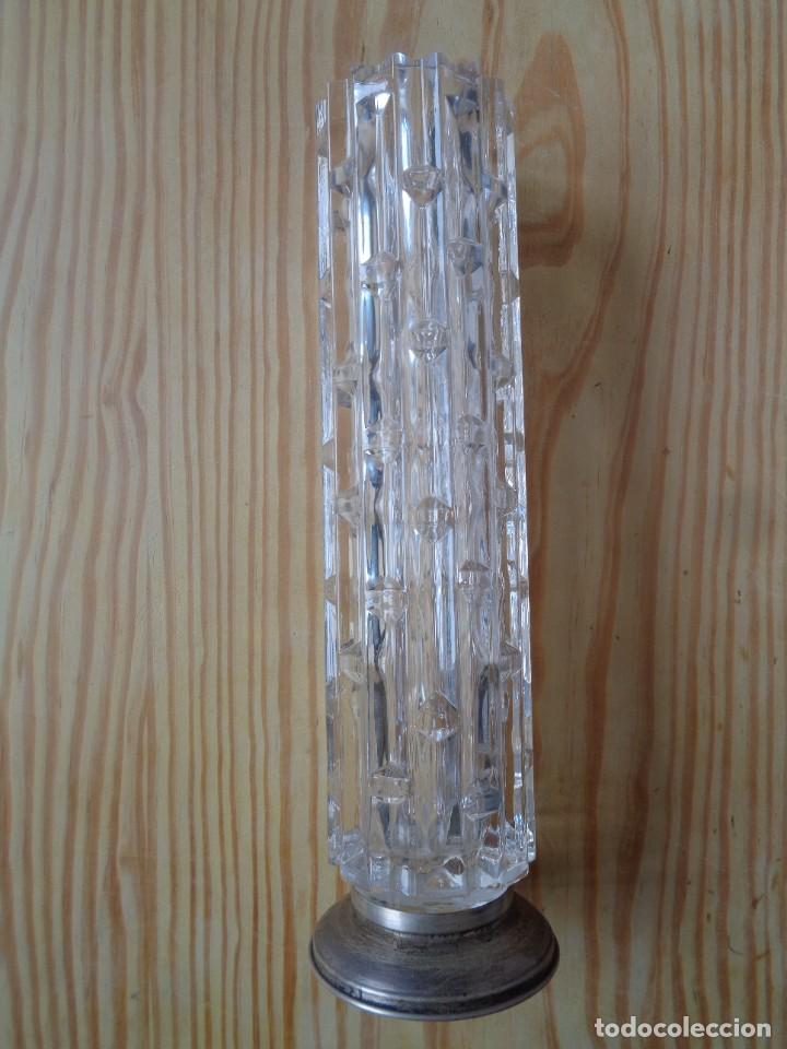 Oggetti Antichi: JARR&Oacute;N DE CRISTAL TALLADO CON BASE EN PLATA PUNZONADA. 29 cm.