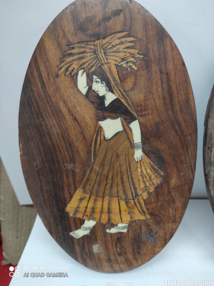 Antigüedades: Antiguo colgador de madera de unos 14 x 22 representando una campesina incrustada - Foto 3 - 269770838