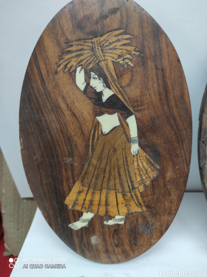 Antigüedades: Antiguo colgador de madera de unos 14 x 22 representando una campesina incrustada - Foto 4 - 269770838