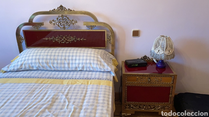 Antig&uuml;edades: Dormitorio de lat&oacute;n y cristal rojo - Foto 1