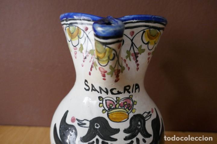 Antigüedades: Preciosa JARRA DE SANGRÍA DE CERAMICA CON ESCUDO DE TOLEDO PINTADA A MANO - 2 LITROS - 25 CM DE ALTU - Foto 4 - 270108313
