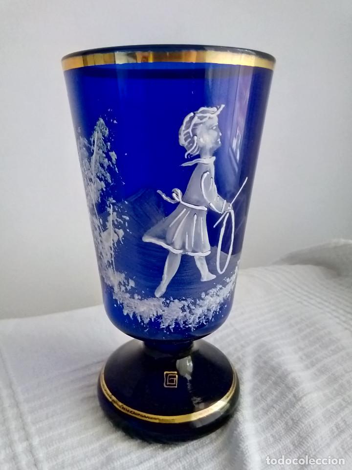 Antiguidades: Copa cristal cobalto, pintada en oro y esmalte blanco