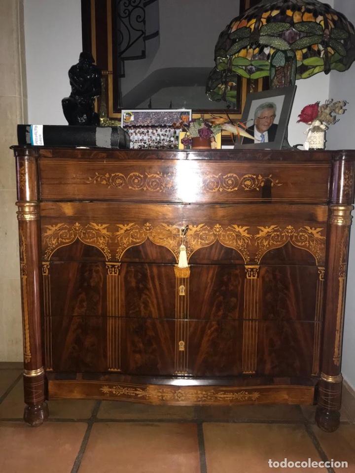 Antig&uuml;edades: C&oacute;moda isabelina con marqueter&iacute;a - Foto 1