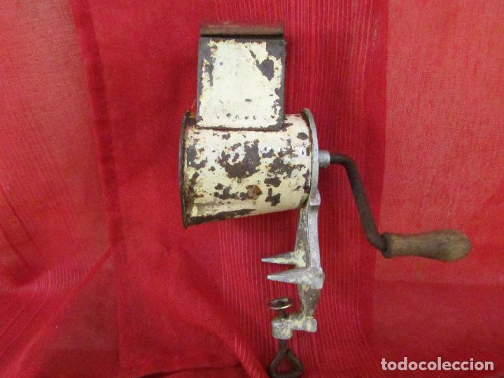 Antiquit&auml;ten: MOLINILLO ELMA antiguo. En HIERRO y metal. Sujeci&oacute;n por tornillo. Para almendras, frutos secos, etc.