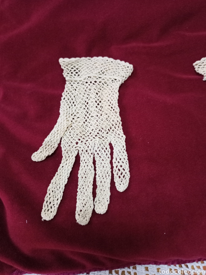 Antigüedades: Antiguos guantes a ganchillo color beis, son pequeños ,como de niña. - Foto 2 - 270691288